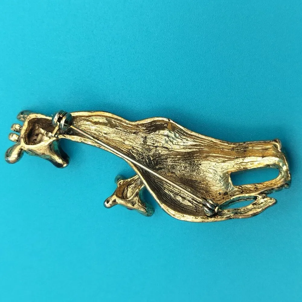 Giraffe Mom & Baby Brooch Pin Enamel Red Eye Gold Tone approx 2.25